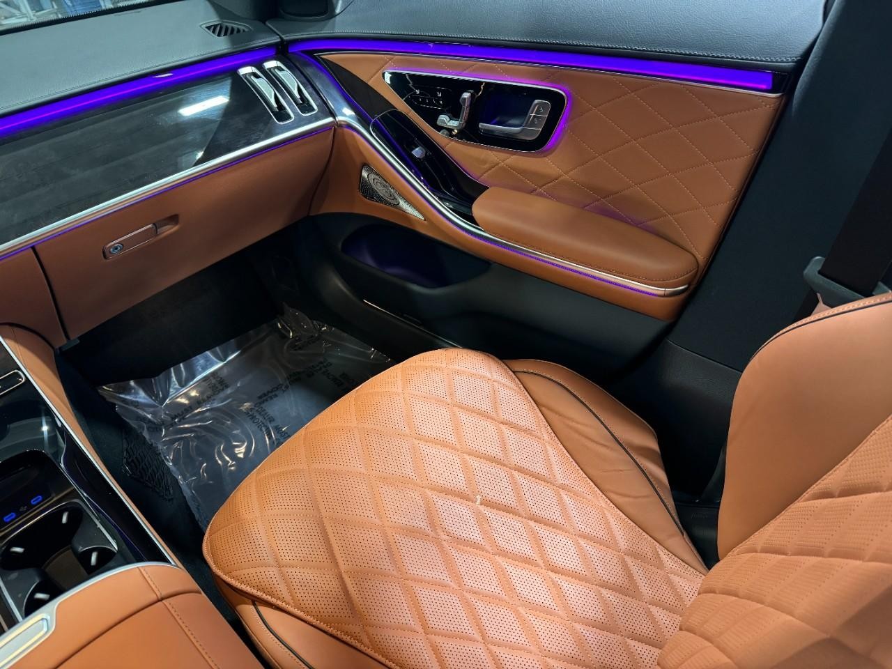 Mercedes-Benz S-Class Vehicle Full-screen Gallery Image 15