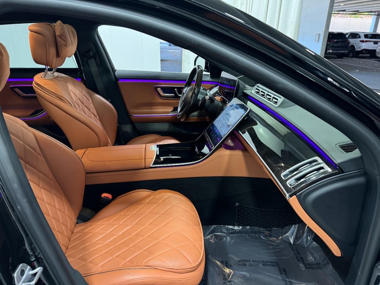 Mercedes-Benz S-Class Vehicle Full-screen Gallery Image 16