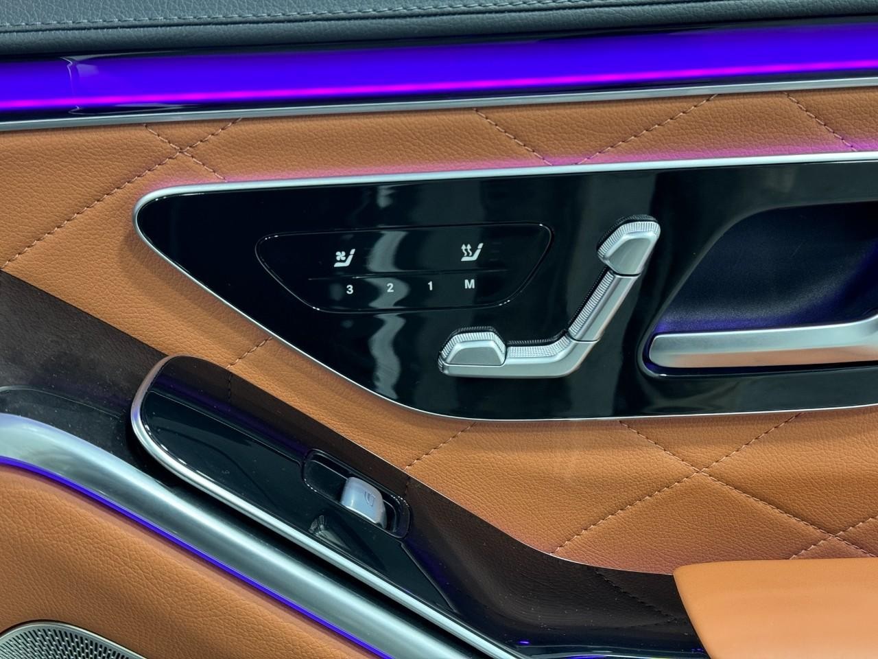 Mercedes-Benz S-Class Vehicle Full-screen Gallery Image 18