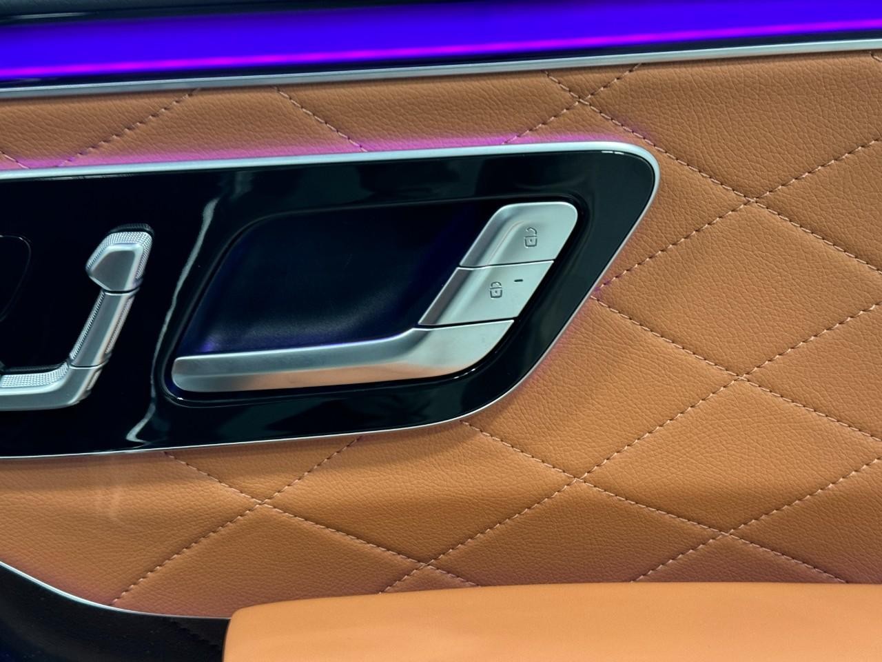 Mercedes-Benz S-Class Vehicle Full-screen Gallery Image 19