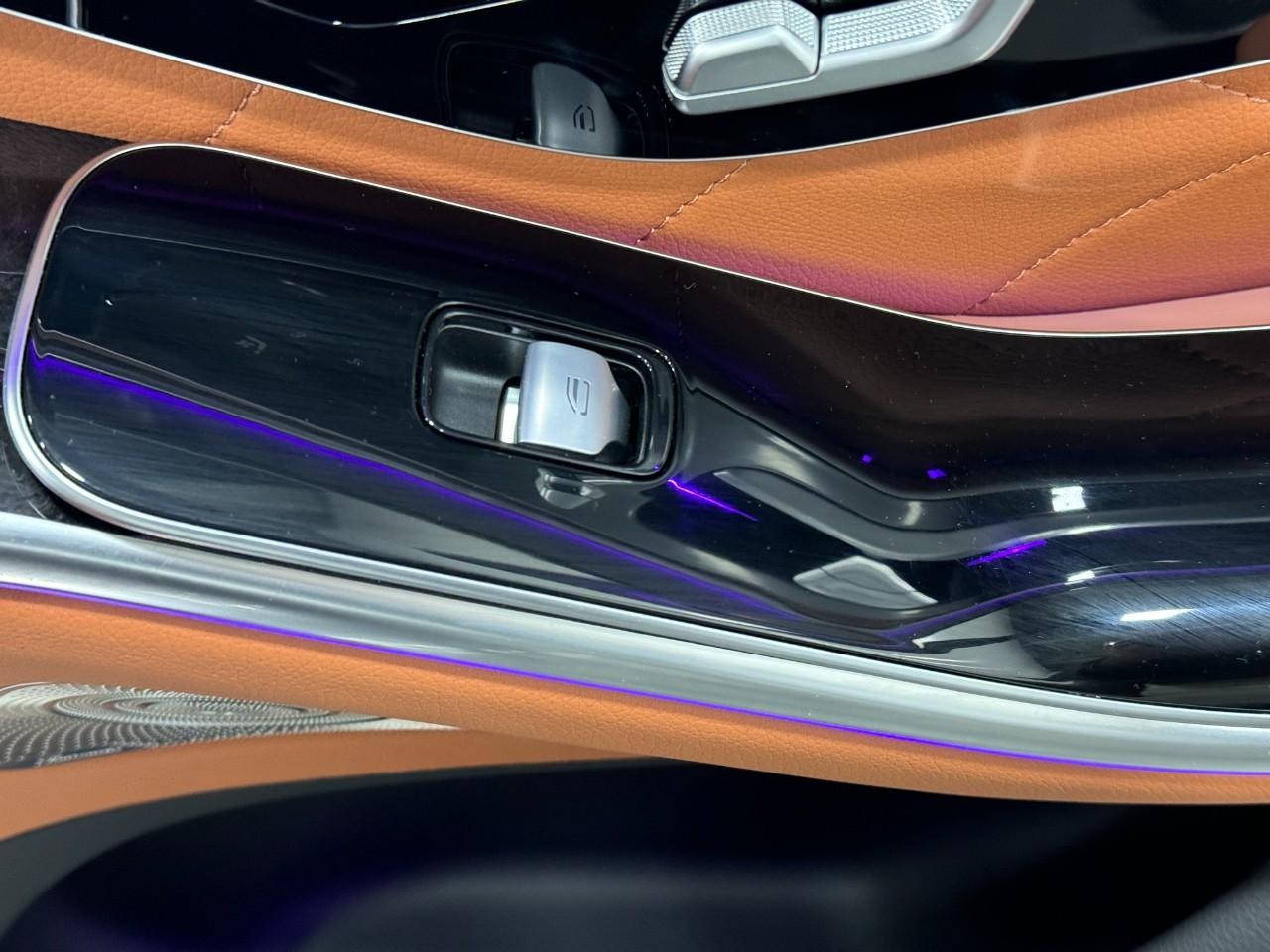 Mercedes-Benz S-Class Vehicle Full-screen Gallery Image 20