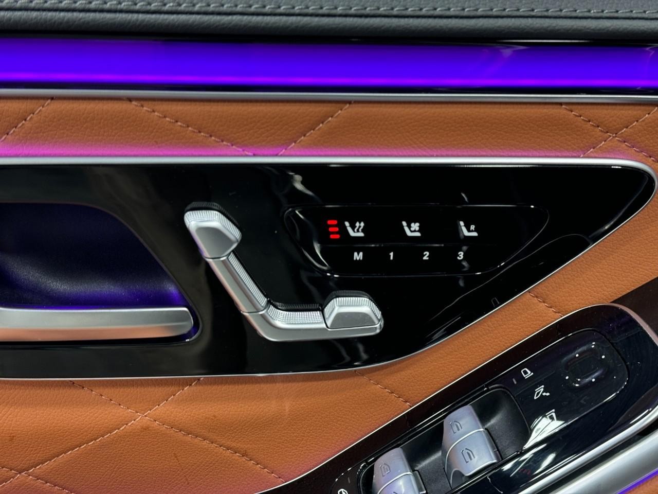 Mercedes-Benz S-Class Vehicle Full-screen Gallery Image 21