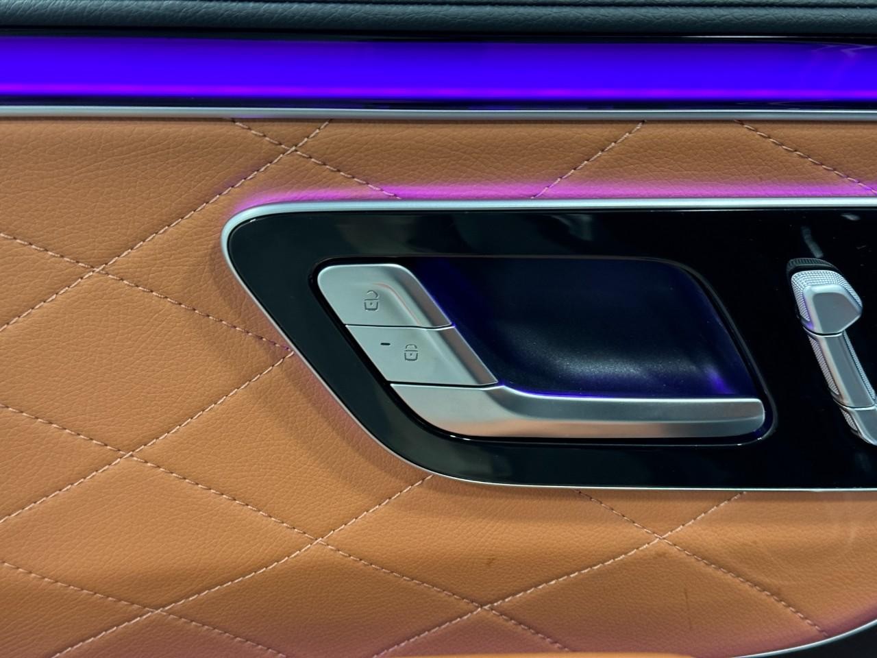 Mercedes-Benz S-Class Vehicle Full-screen Gallery Image 22