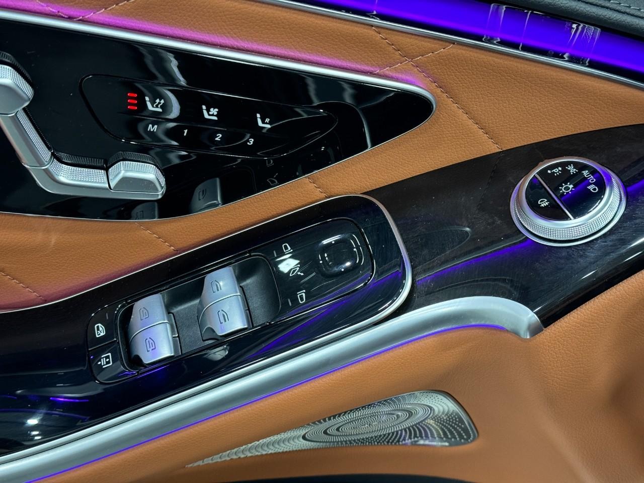 Mercedes-Benz S-Class Vehicle Full-screen Gallery Image 23