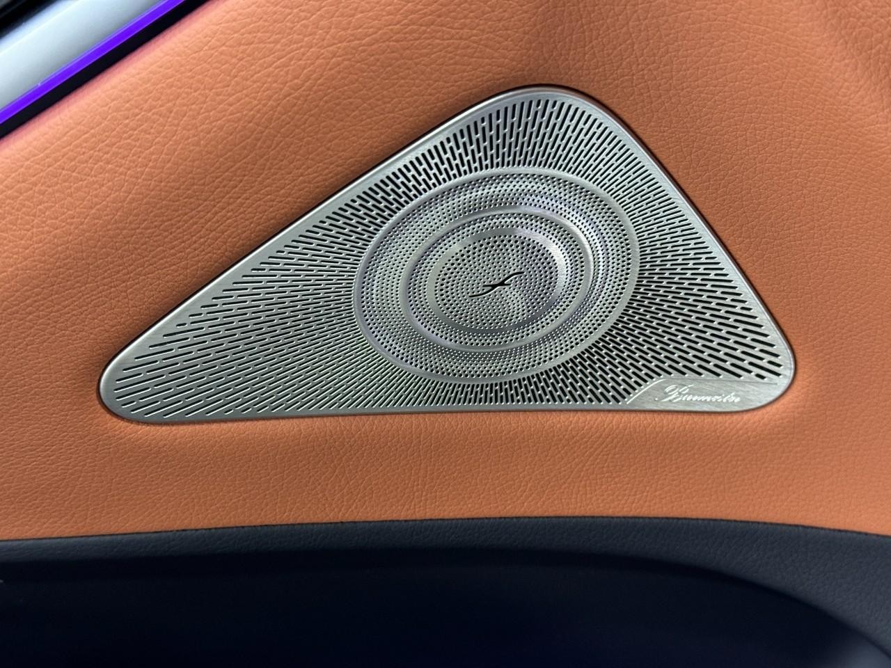 Mercedes-Benz S-Class Vehicle Full-screen Gallery Image 24