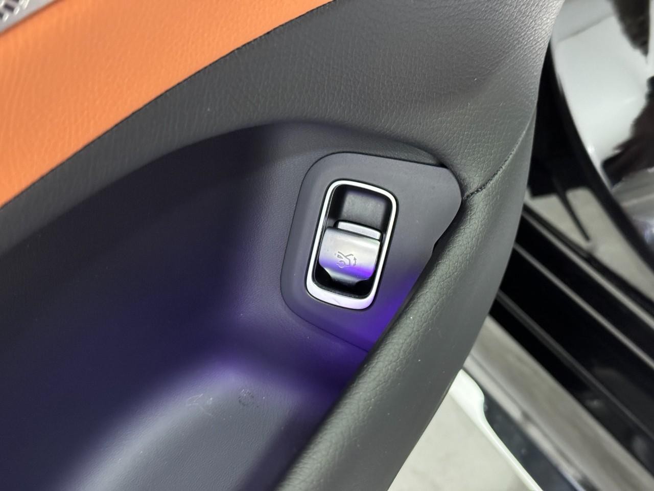 Mercedes-Benz S-Class Vehicle Full-screen Gallery Image 25