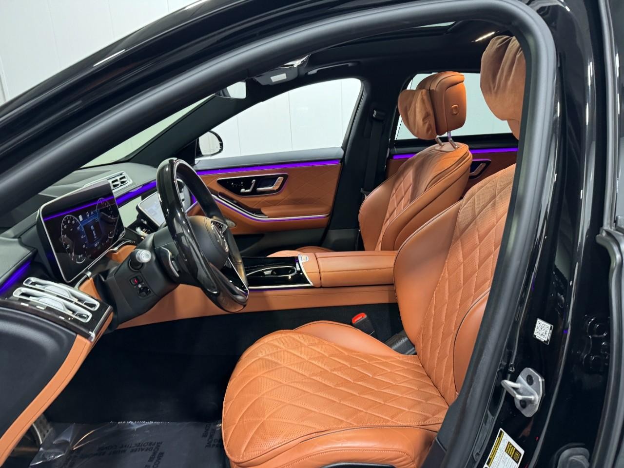 Mercedes-Benz S-Class Vehicle Full-screen Gallery Image 26