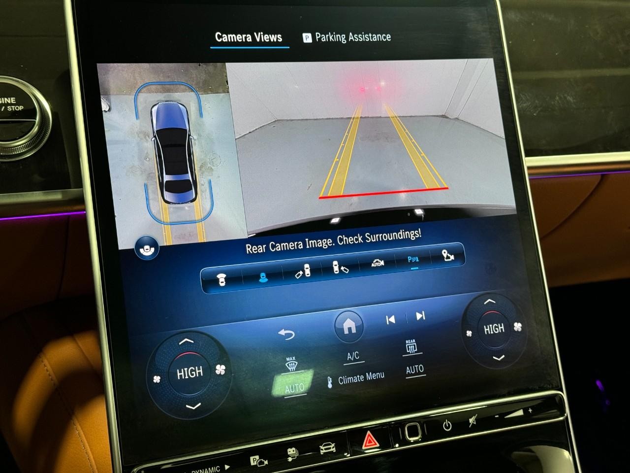 Mercedes-Benz S-Class Vehicle Full-screen Gallery Image 32