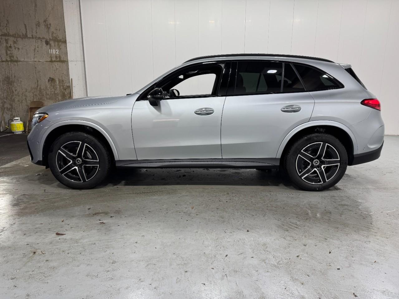 Mercedes-Benz GLC Vehicle Full-screen Gallery Image 2