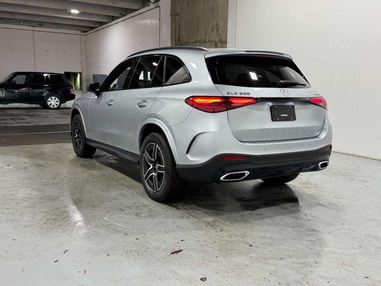 Mercedes-Benz GLC Vehicle Full-screen Gallery Image 3