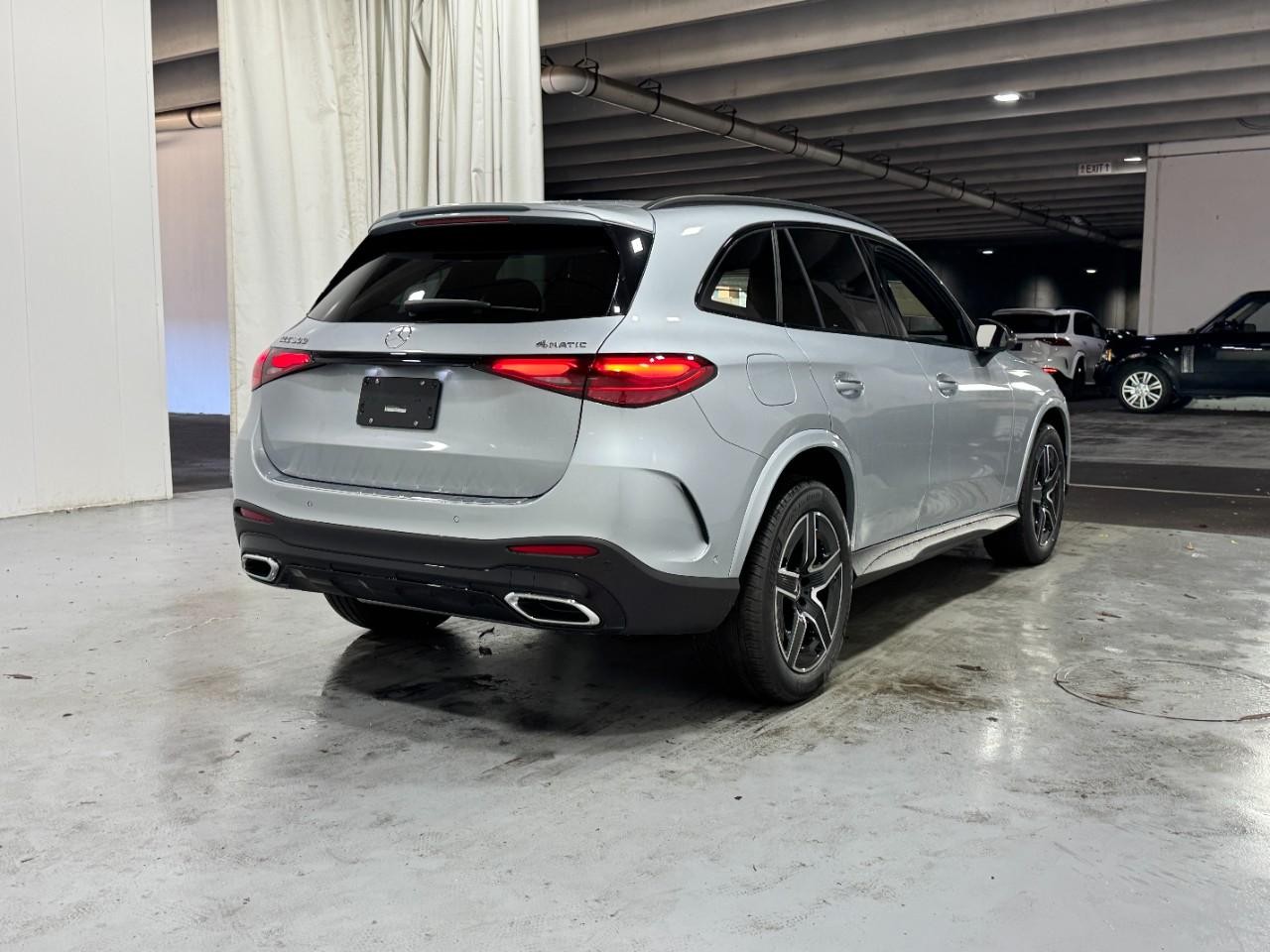 Mercedes-Benz GLC Vehicle Full-screen Gallery Image 4