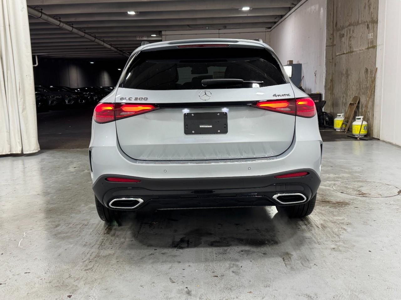 Mercedes-Benz GLC Vehicle Full-screen Gallery Image 8