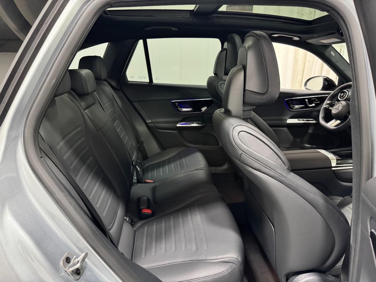 Mercedes-Benz GLC Vehicle Full-screen Gallery Image 9