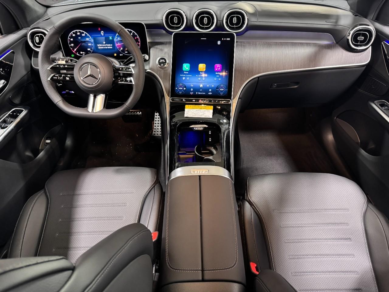 Mercedes-Benz GLC Vehicle Full-screen Gallery Image 11