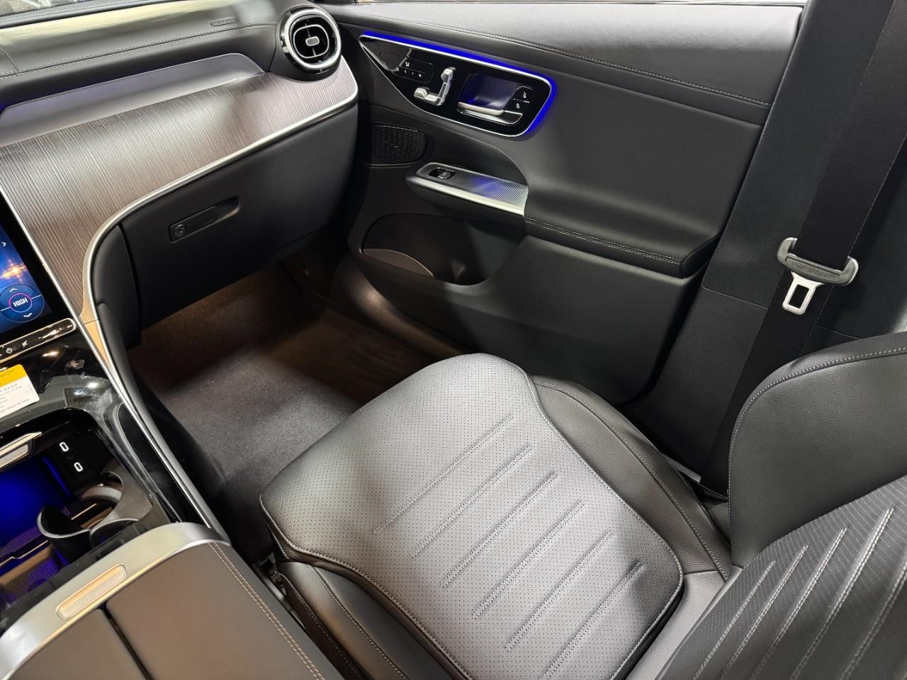 Mercedes-Benz GLC Vehicle Full-screen Gallery Image 14