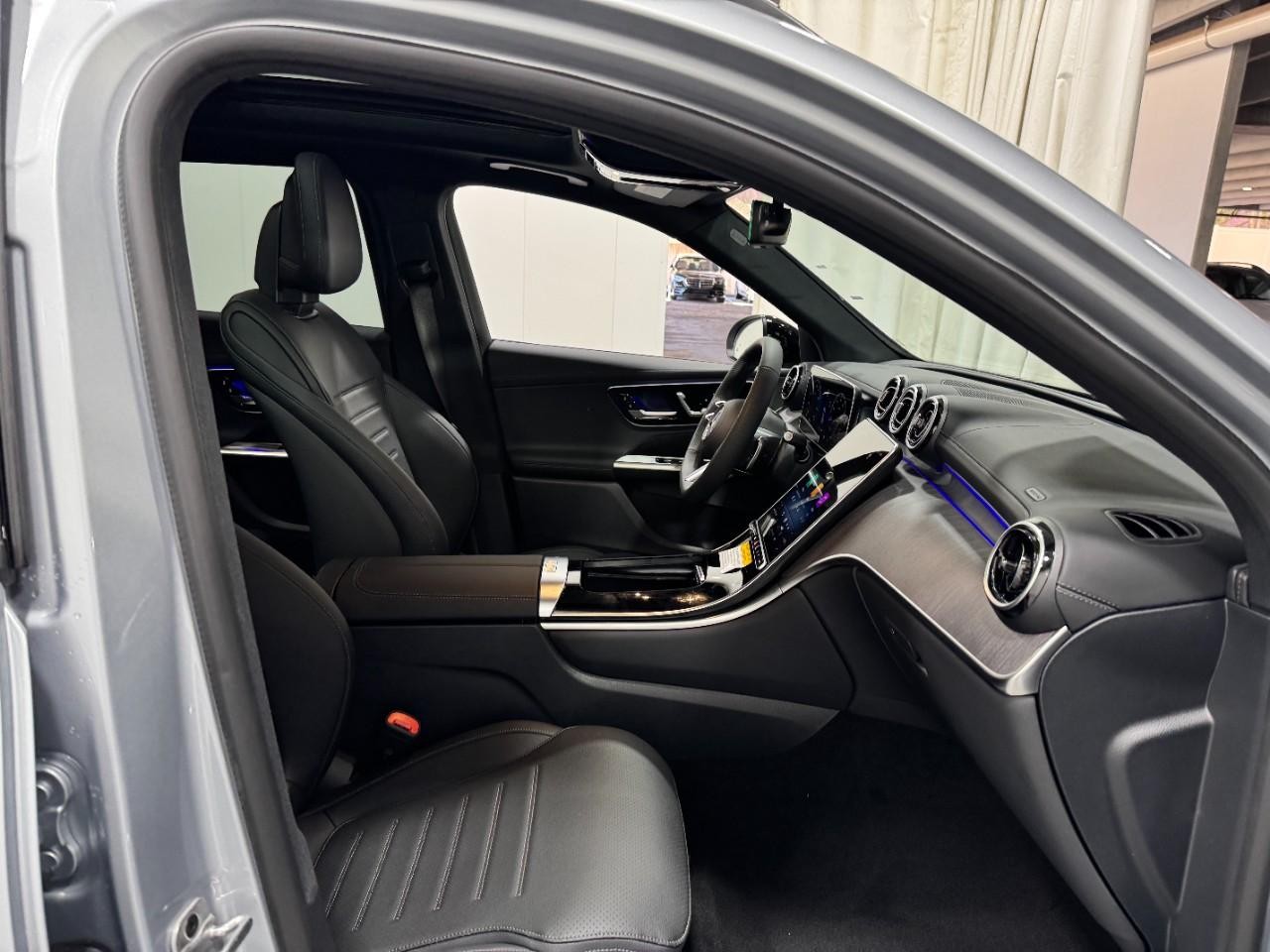 Mercedes-Benz GLC Vehicle Full-screen Gallery Image 15