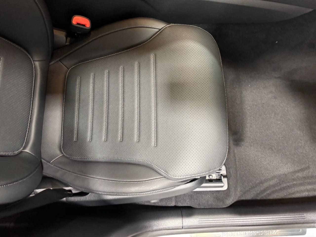 Mercedes-Benz GLC Vehicle Full-screen Gallery Image 16