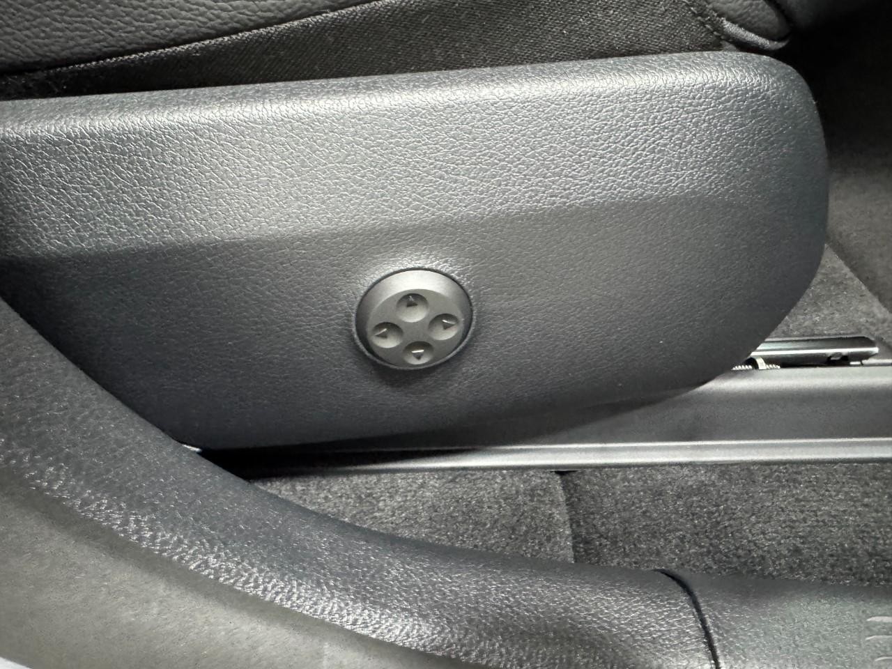 Mercedes-Benz GLC Vehicle Full-screen Gallery Image 17