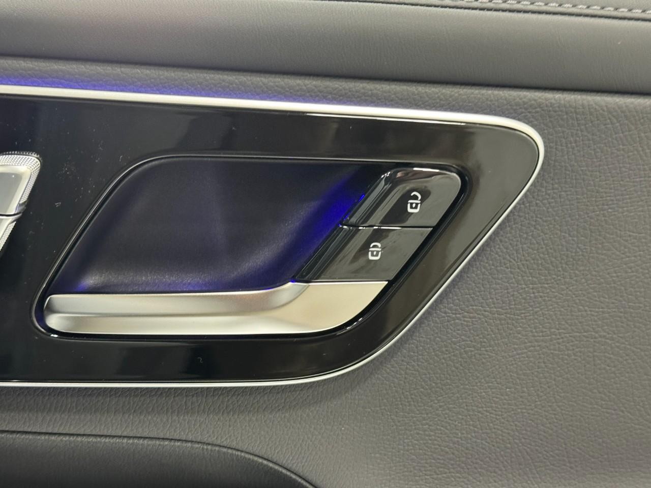 Mercedes-Benz GLC Vehicle Full-screen Gallery Image 19