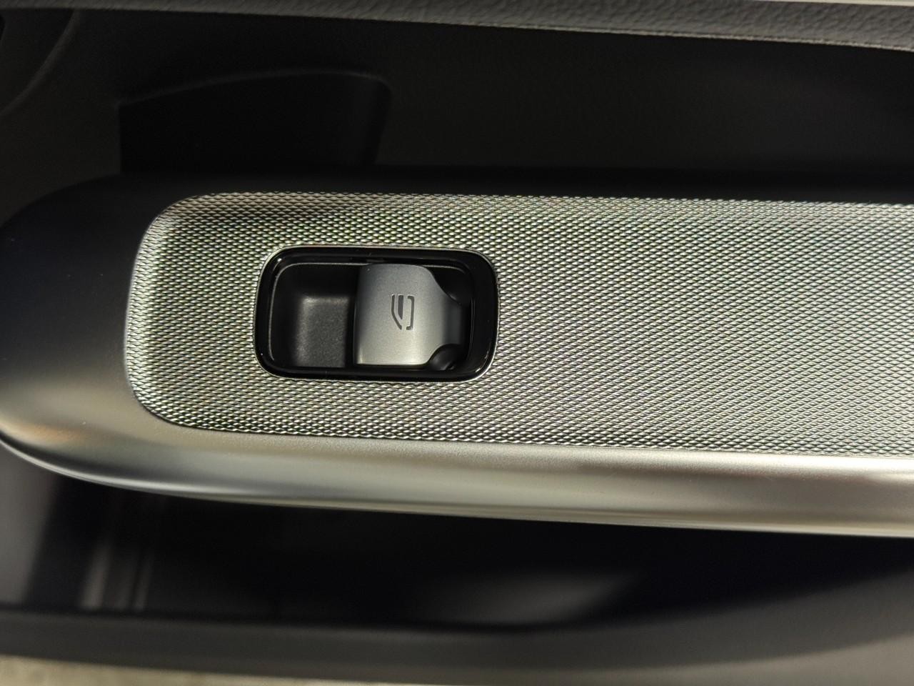 Mercedes-Benz GLC Vehicle Full-screen Gallery Image 20