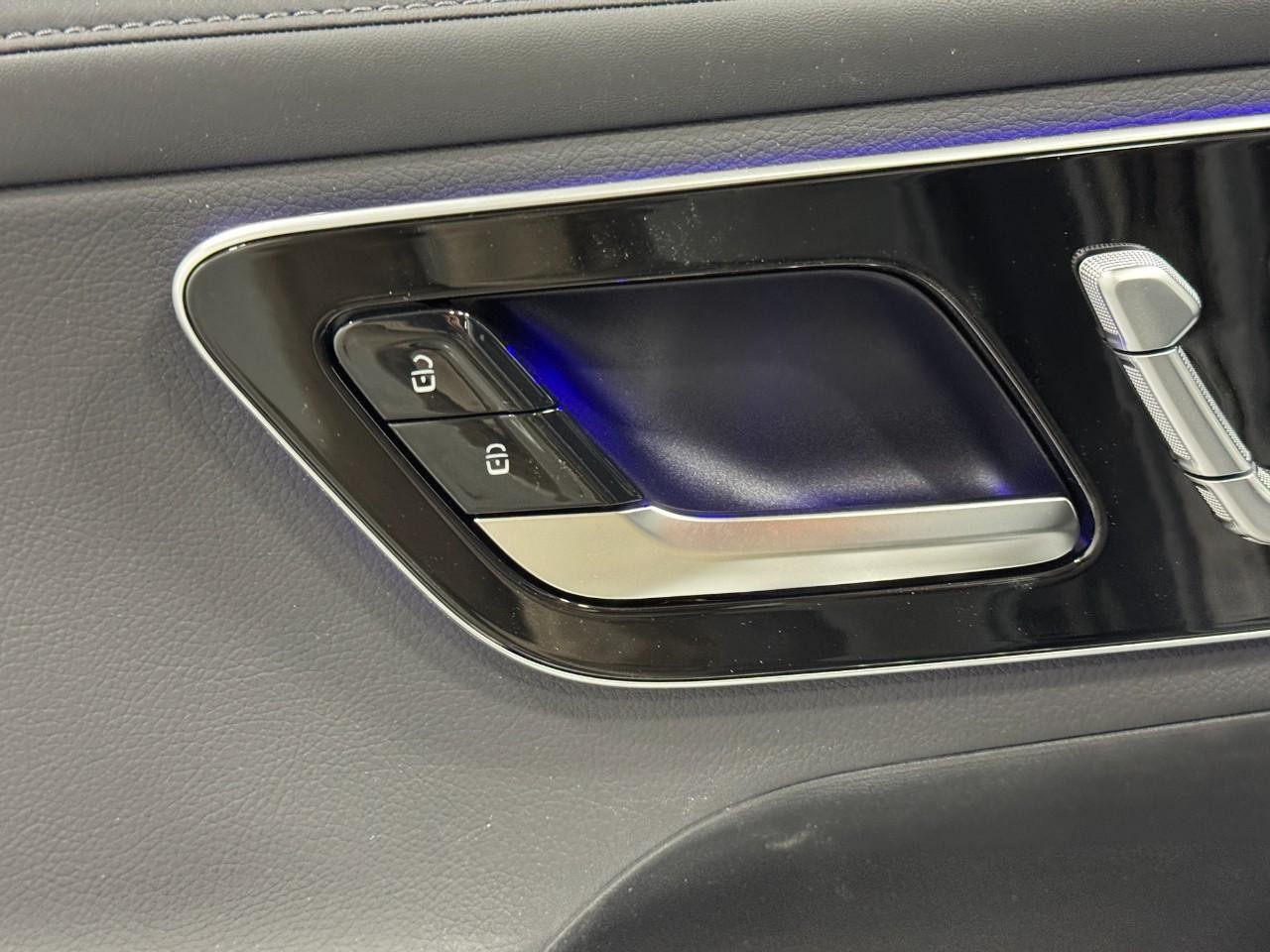 Mercedes-Benz GLC Vehicle Full-screen Gallery Image 22