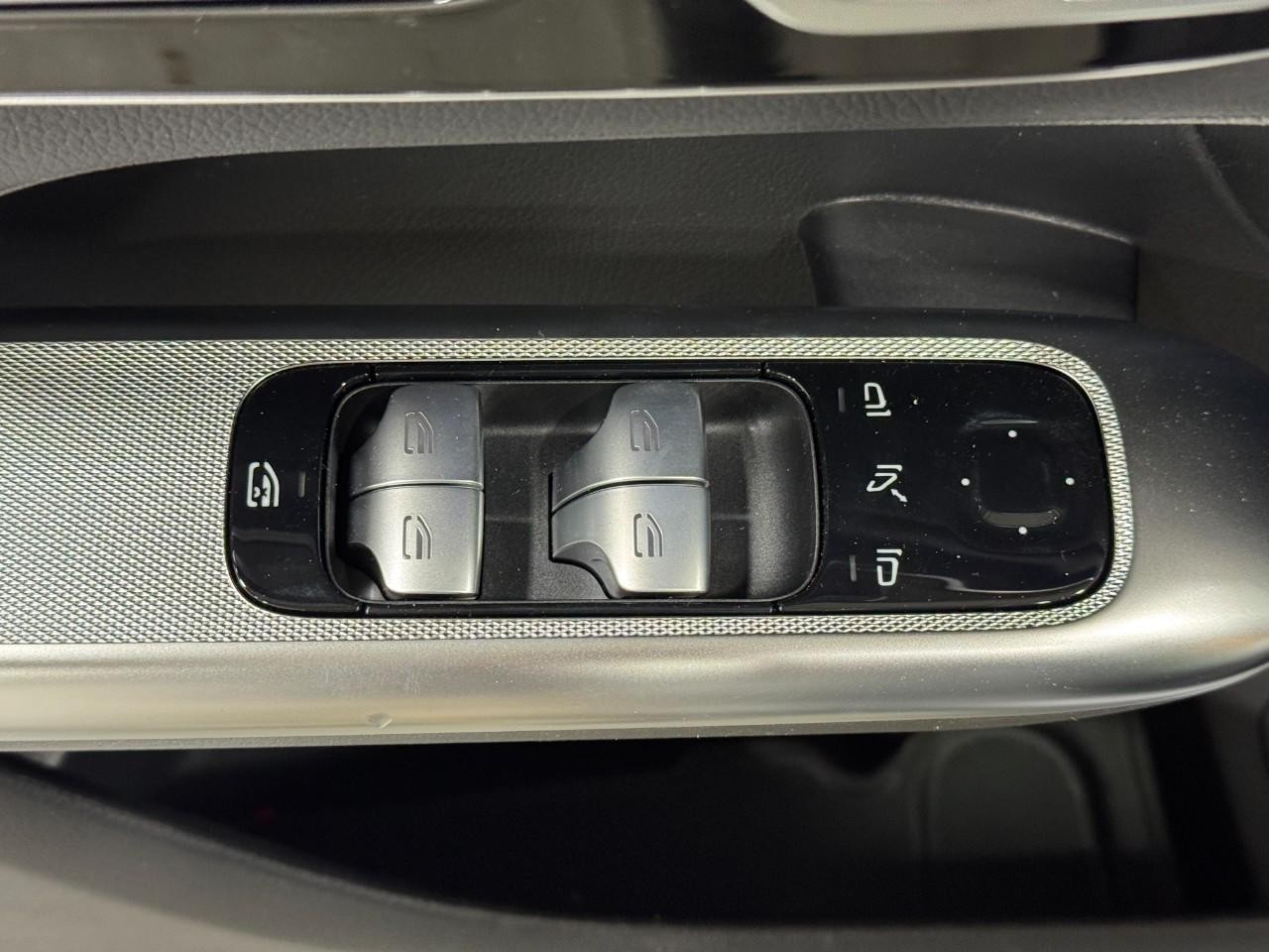 Mercedes-Benz GLC Vehicle Full-screen Gallery Image 23