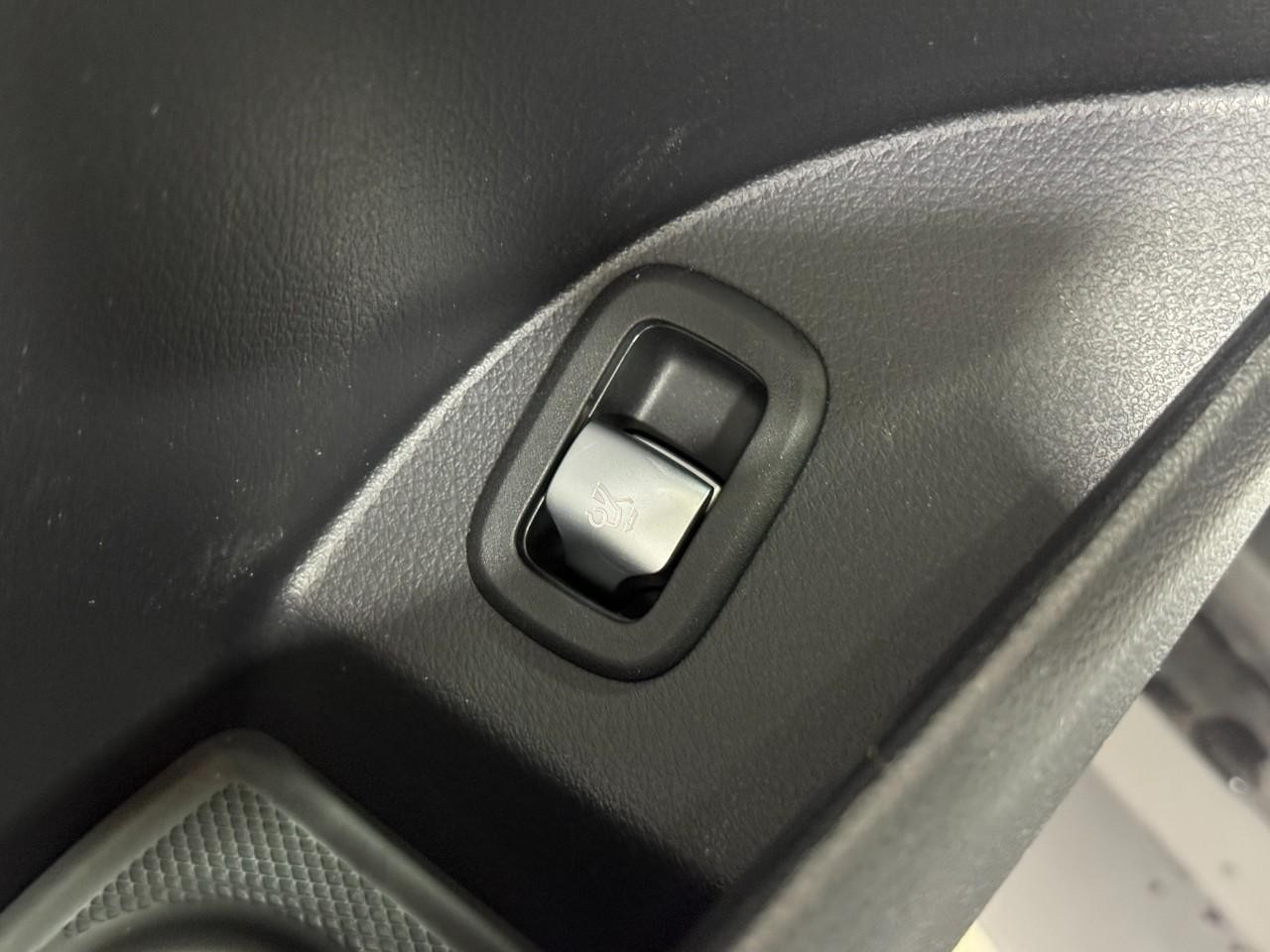 Mercedes-Benz GLC Vehicle Full-screen Gallery Image 24