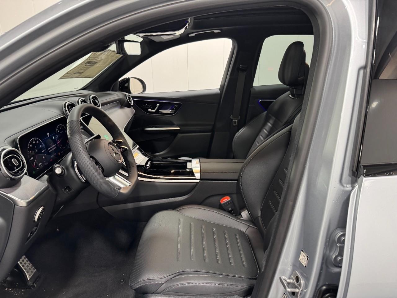 Mercedes-Benz GLC Vehicle Full-screen Gallery Image 25