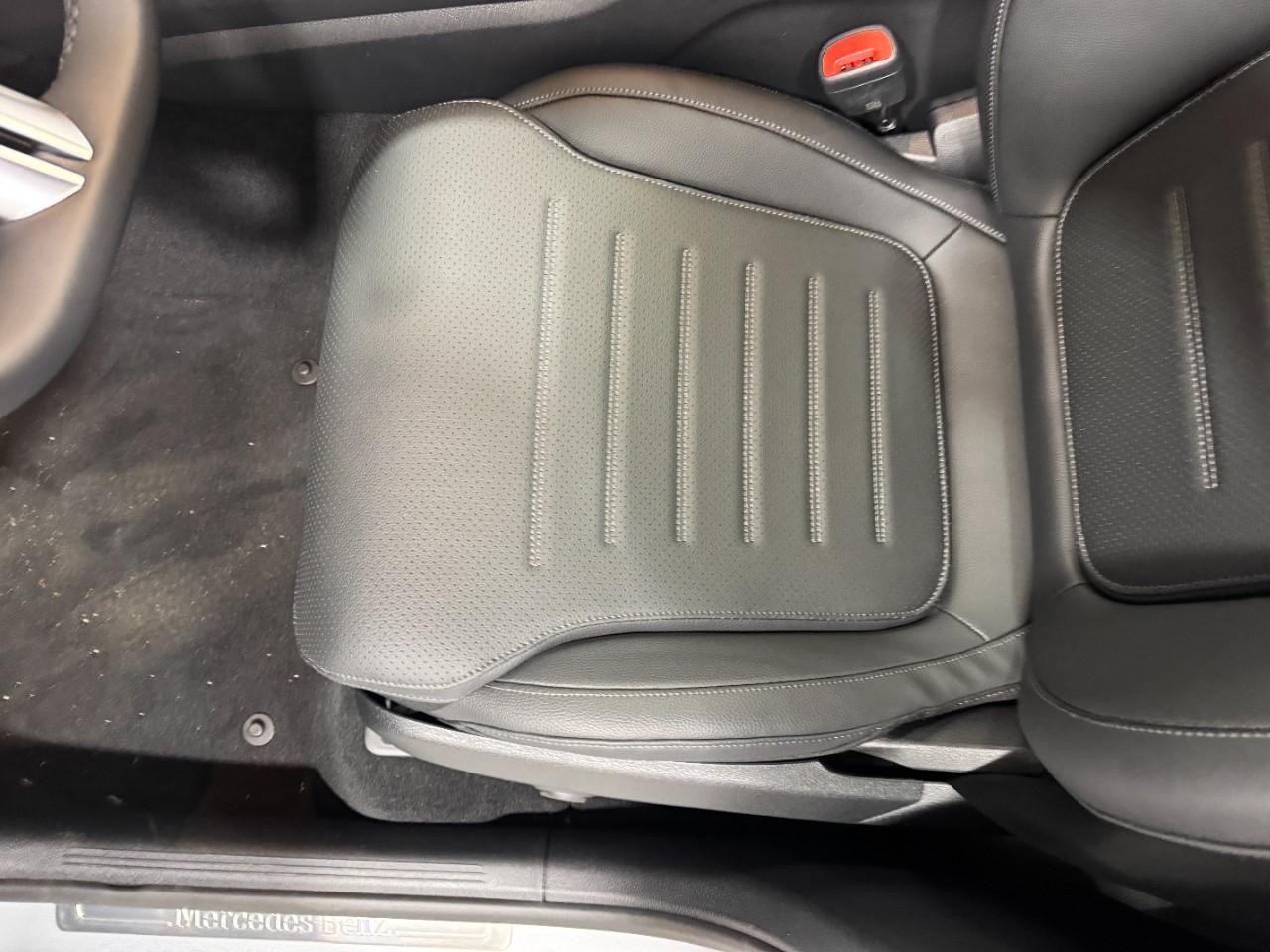 Mercedes-Benz GLC Vehicle Full-screen Gallery Image 26