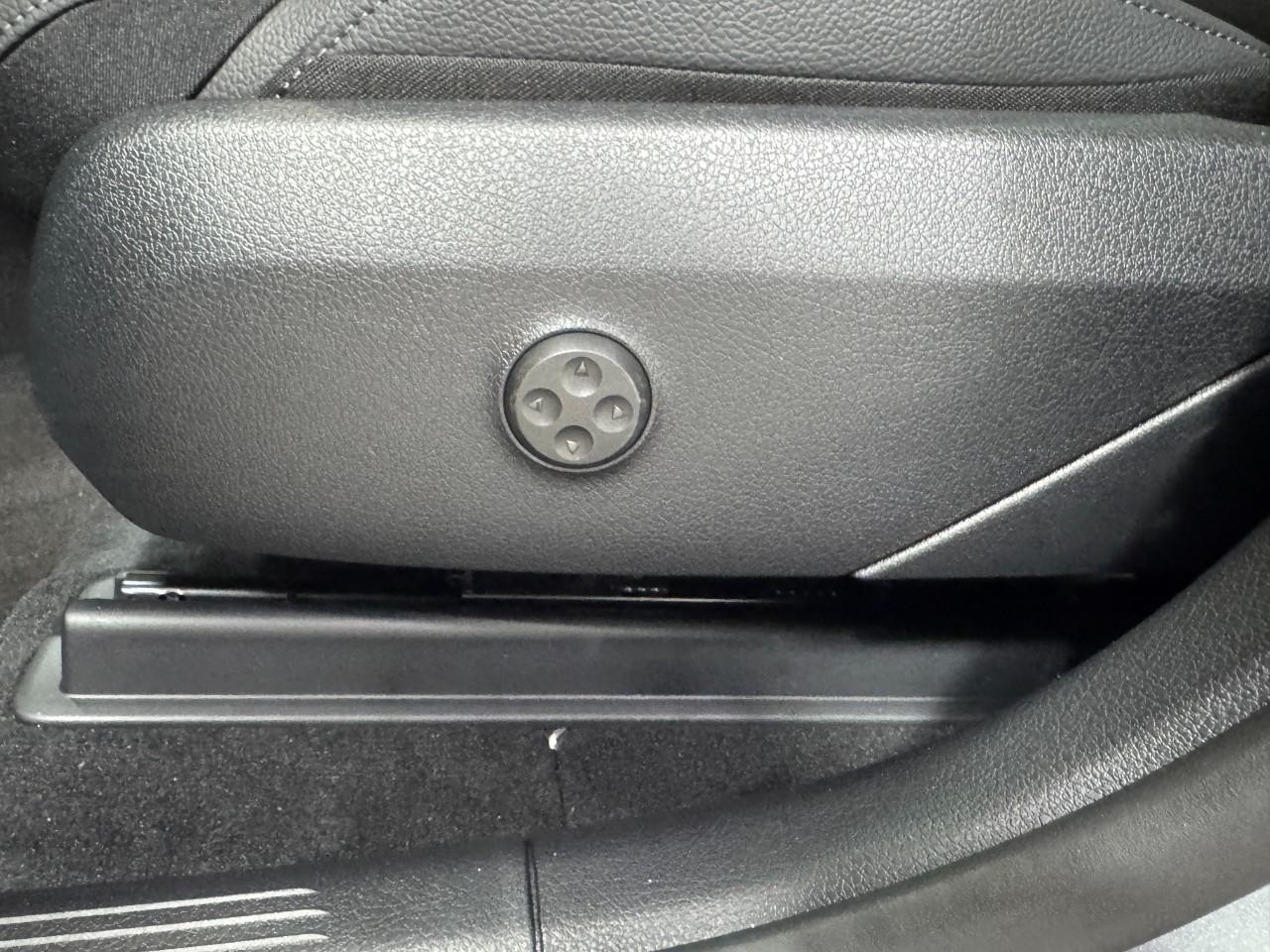 Mercedes-Benz GLC Vehicle Full-screen Gallery Image 27