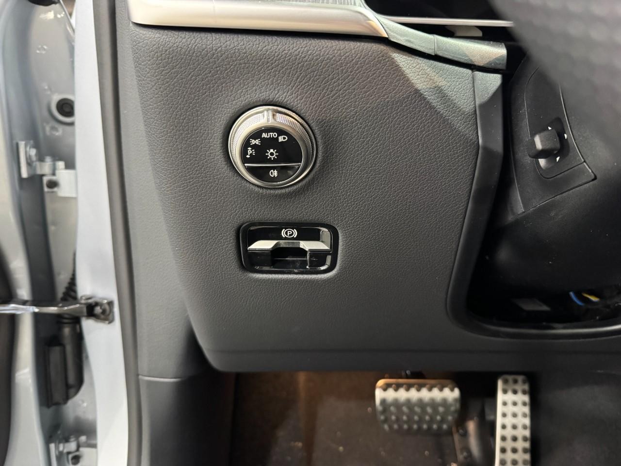 Mercedes-Benz GLC Vehicle Full-screen Gallery Image 28