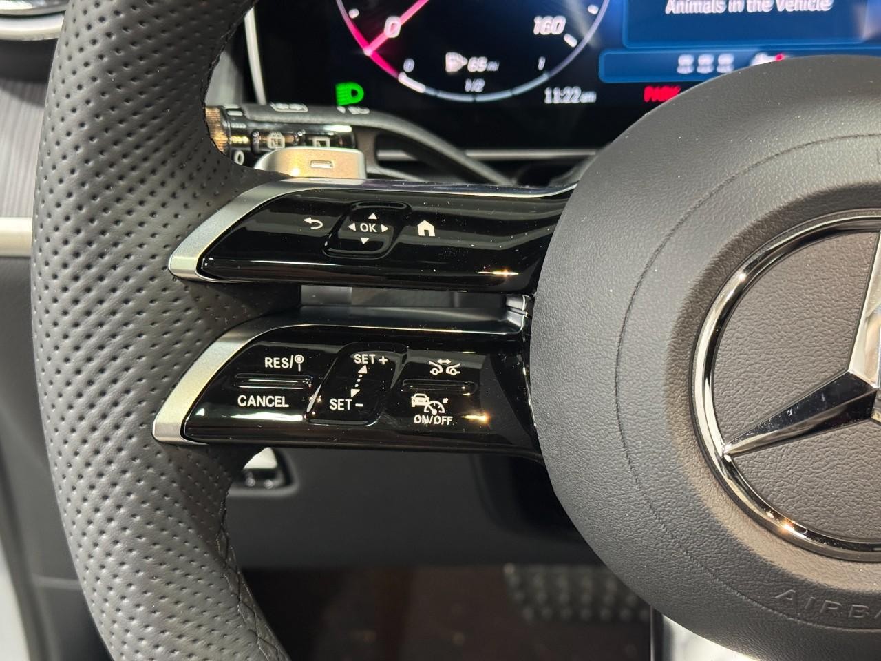 Mercedes-Benz GLC Vehicle Full-screen Gallery Image 29