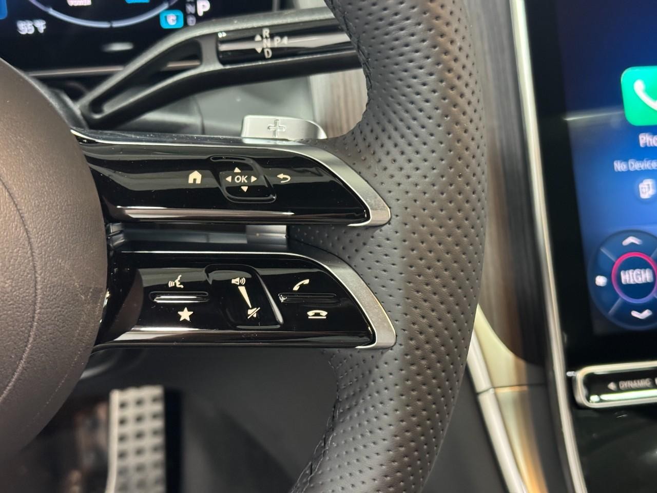 Mercedes-Benz GLC Vehicle Full-screen Gallery Image 30