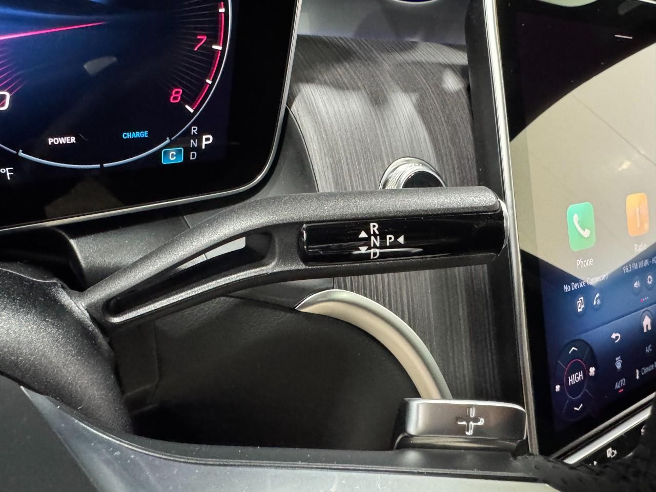 Mercedes-Benz GLC Vehicle Full-screen Gallery Image 32