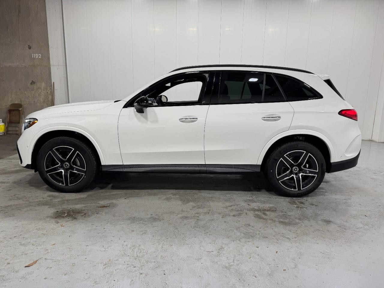 Mercedes-Benz GLC Vehicle Full-screen Gallery Image 2