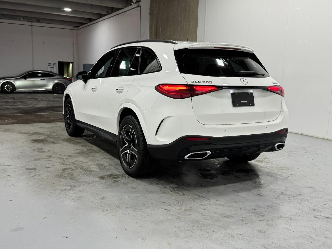 Mercedes-Benz GLC Vehicle Full-screen Gallery Image 3