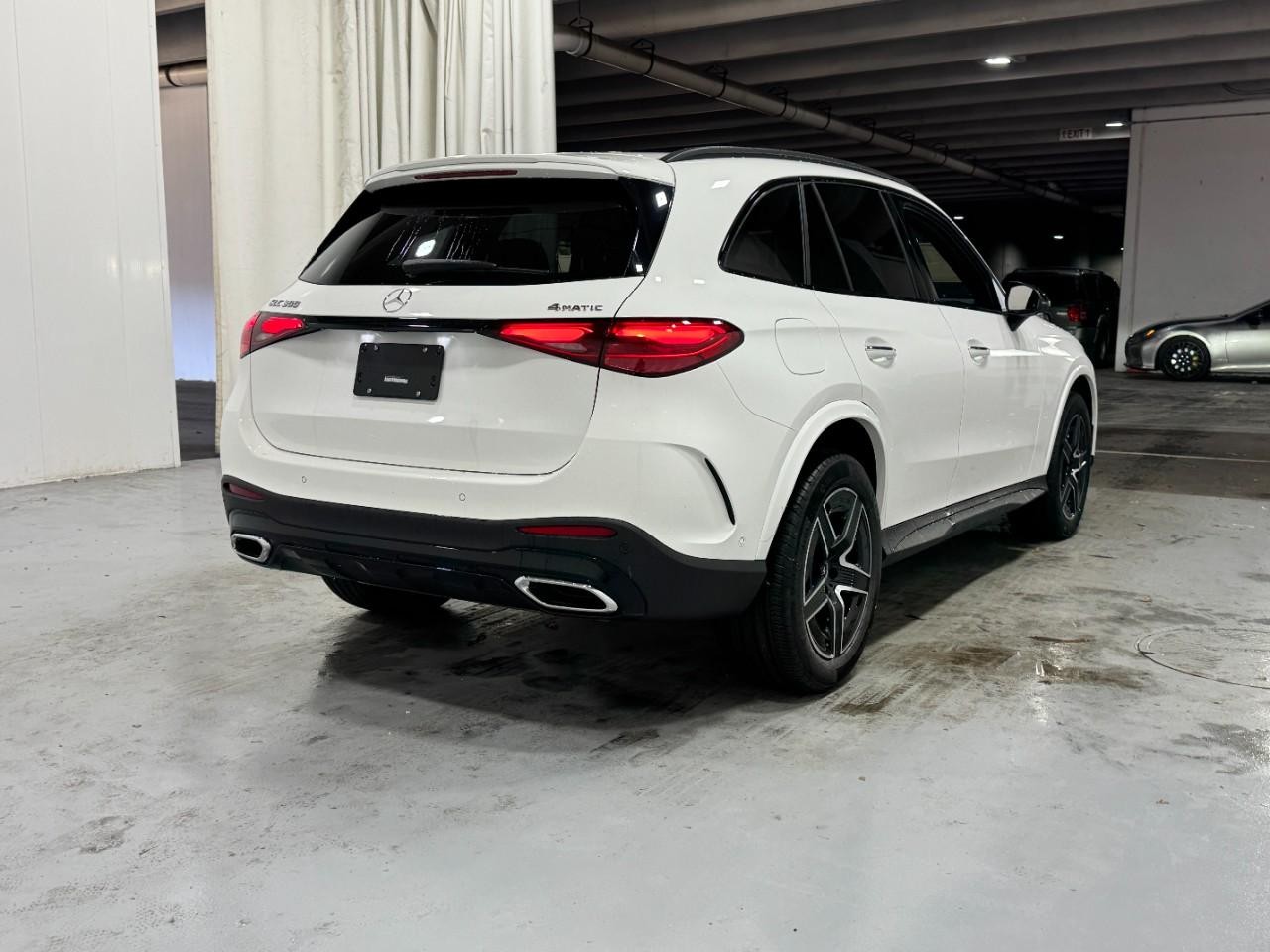 Mercedes-Benz GLC Vehicle Full-screen Gallery Image 4
