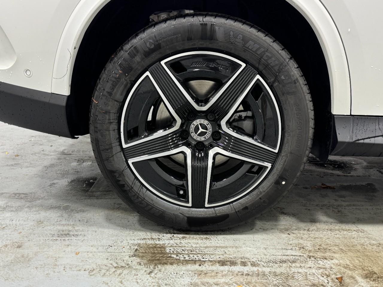 Mercedes-Benz GLC Vehicle Full-screen Gallery Image 5