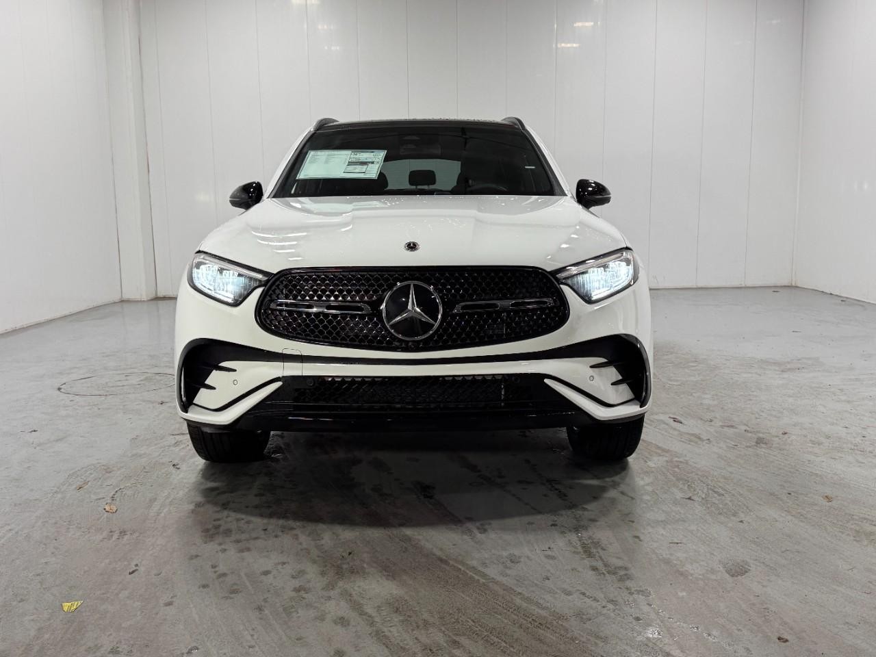 Mercedes-Benz GLC Vehicle Full-screen Gallery Image 7