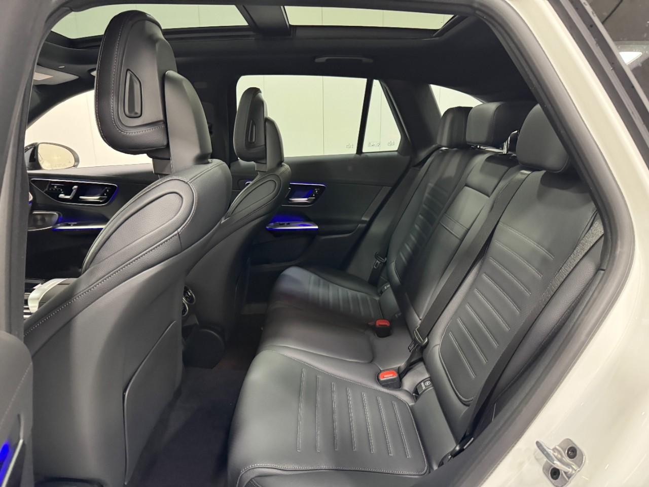 Mercedes-Benz GLC Vehicle Full-screen Gallery Image 8