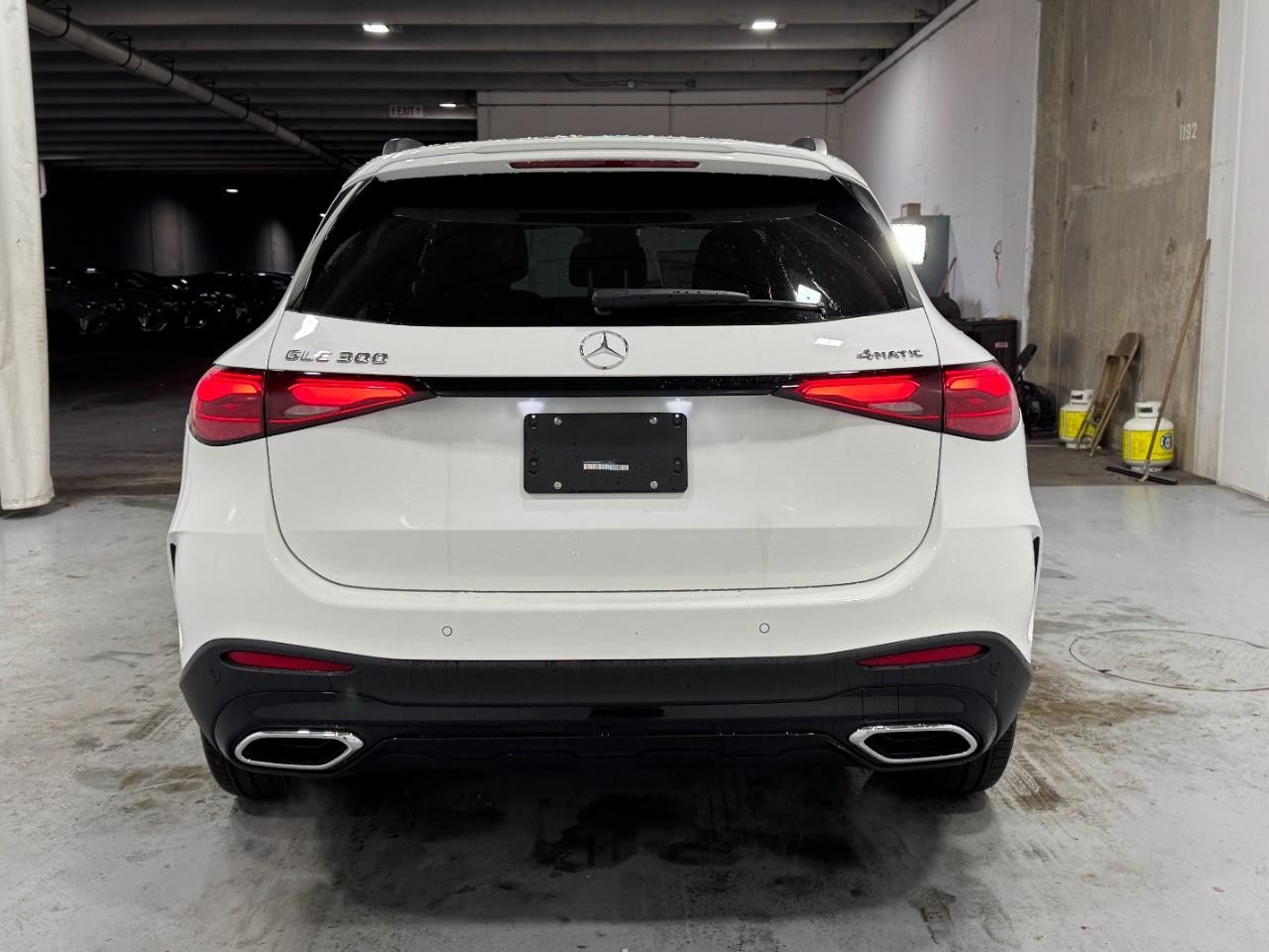 Mercedes-Benz GLC Vehicle Full-screen Gallery Image 9