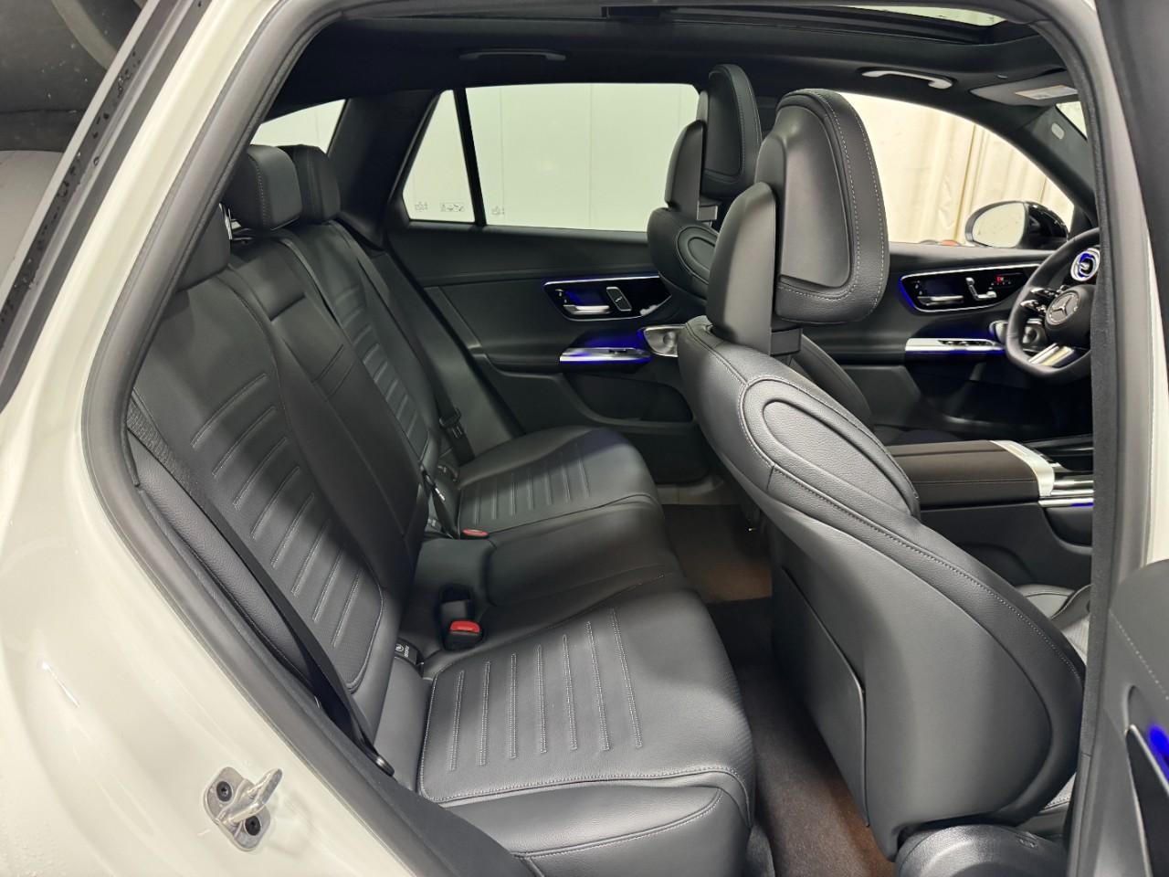 Mercedes-Benz GLC Vehicle Full-screen Gallery Image 10