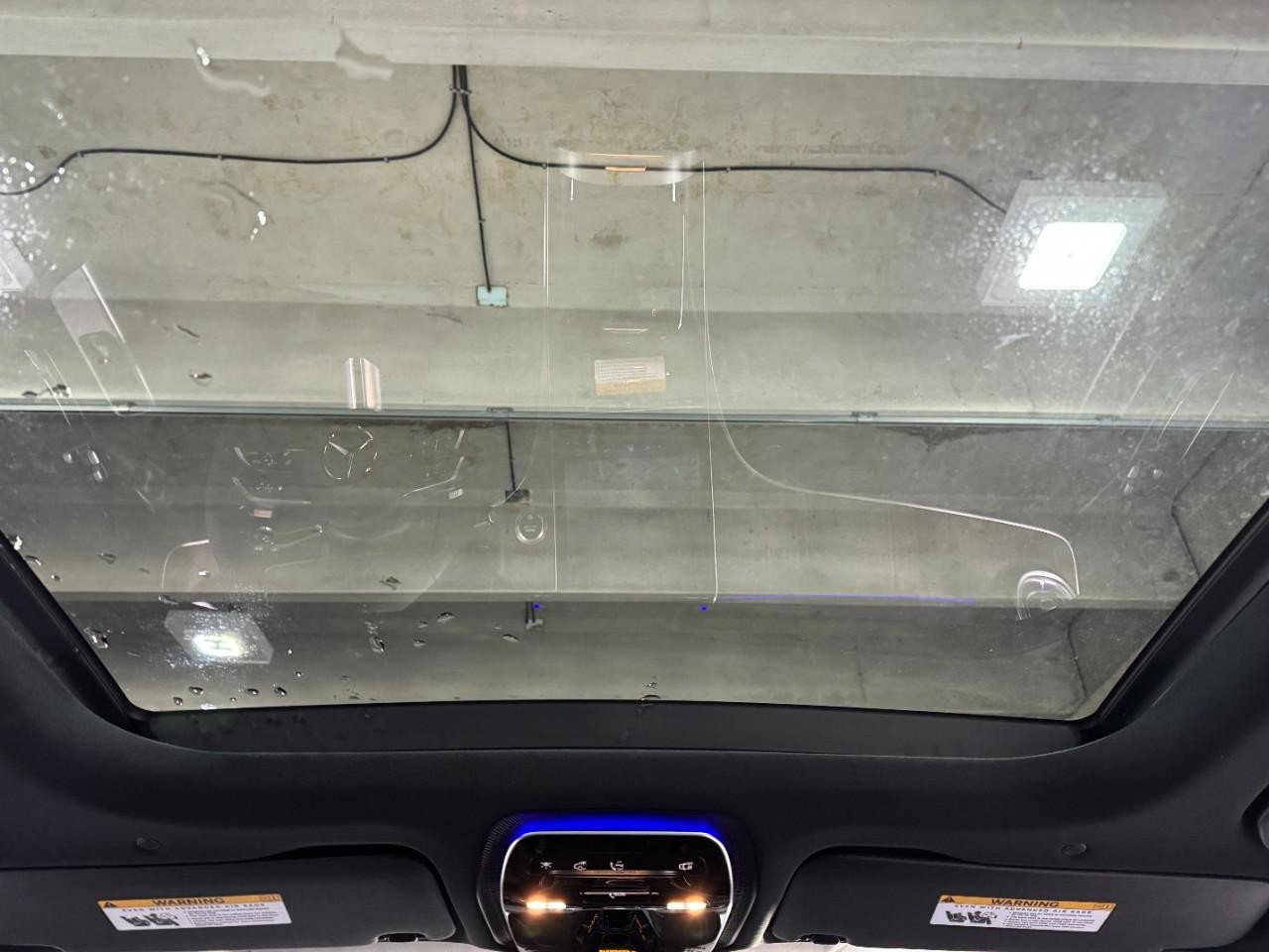 Mercedes-Benz GLC Vehicle Full-screen Gallery Image 11