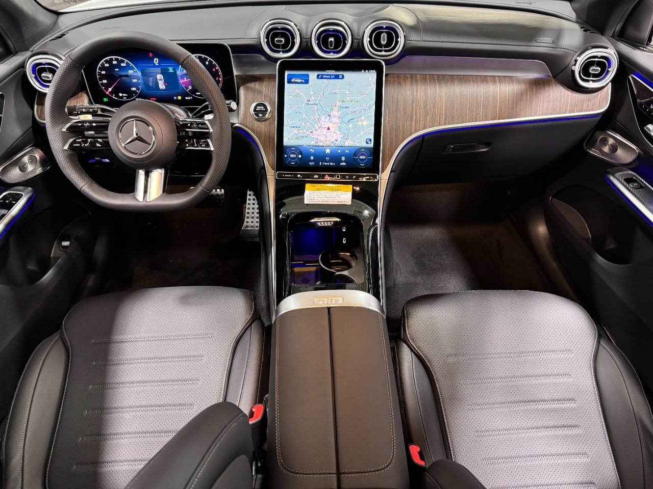 Mercedes-Benz GLC Vehicle Full-screen Gallery Image 12