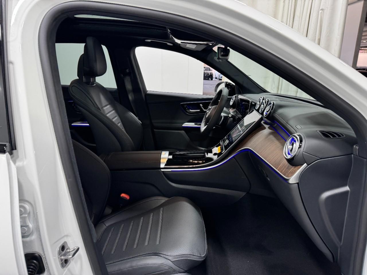 Mercedes-Benz GLC Vehicle Full-screen Gallery Image 16