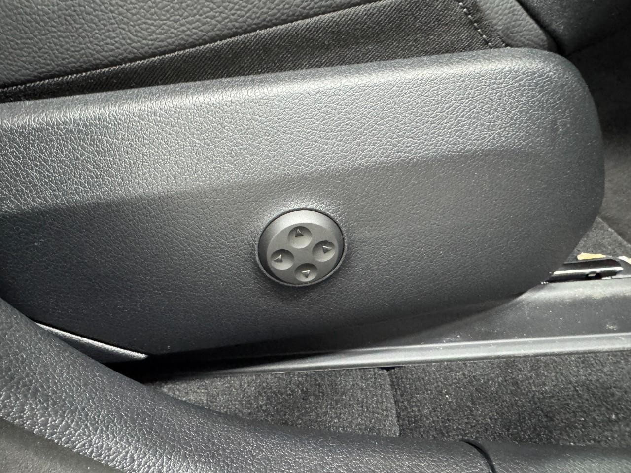 Mercedes-Benz GLC Vehicle Full-screen Gallery Image 18