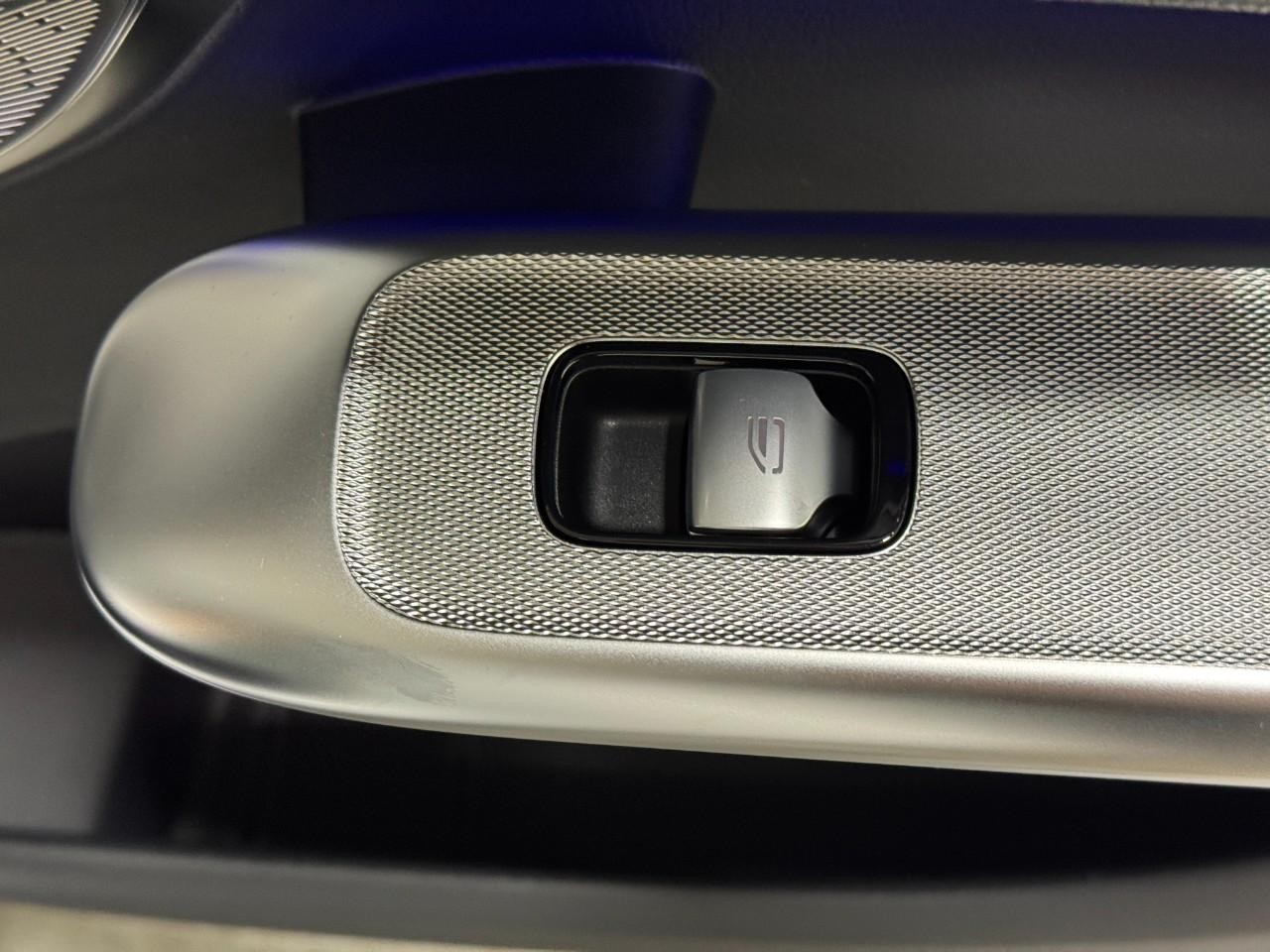 Mercedes-Benz GLC Vehicle Full-screen Gallery Image 21