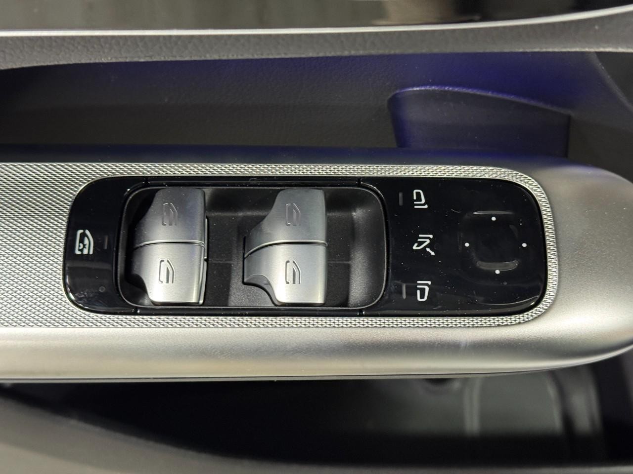 Mercedes-Benz GLC Vehicle Full-screen Gallery Image 24