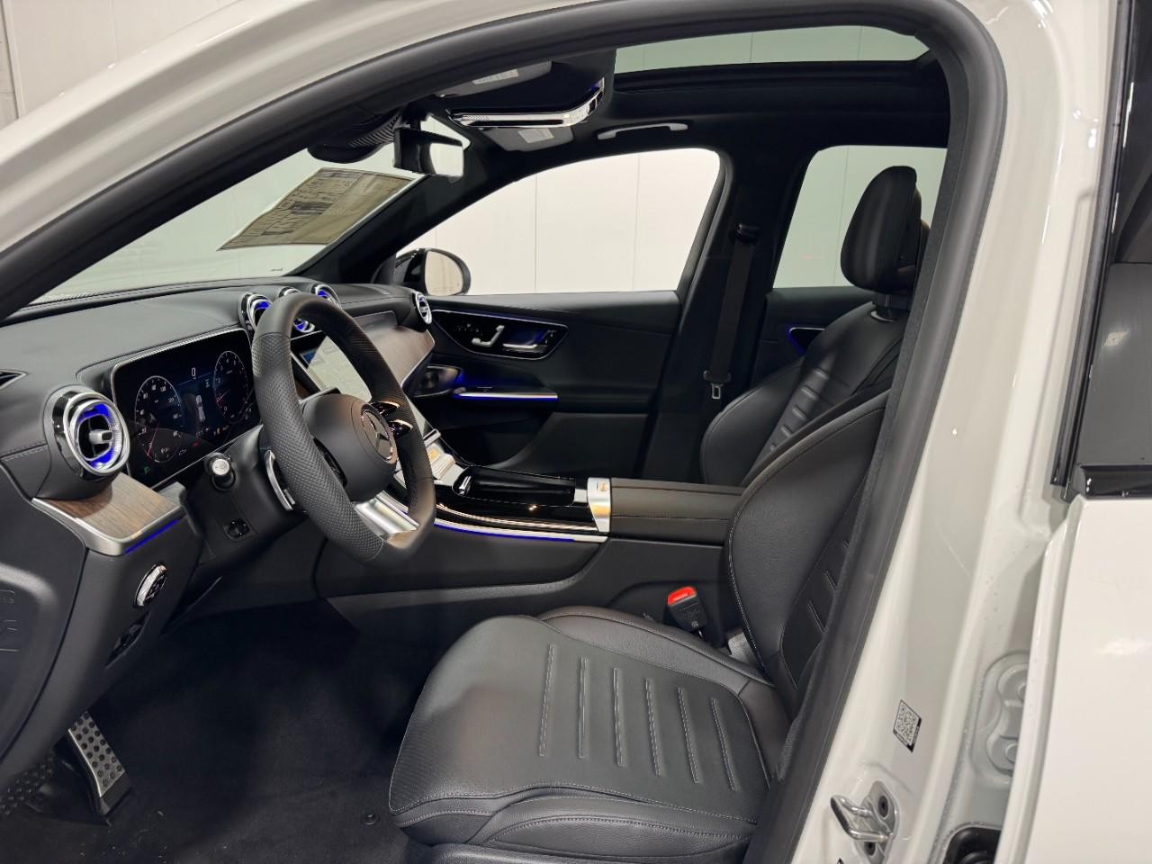 Mercedes-Benz GLC Vehicle Full-screen Gallery Image 27