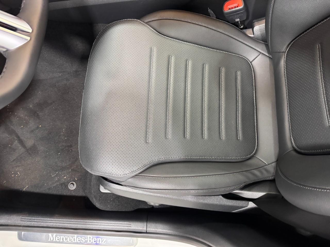 Mercedes-Benz GLC Vehicle Full-screen Gallery Image 28